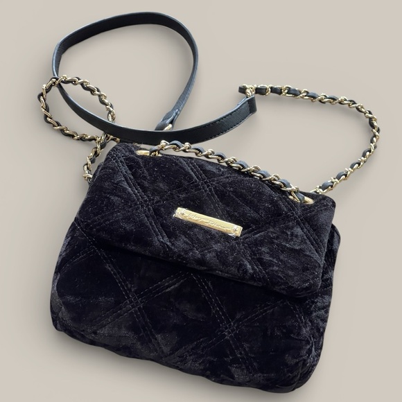 Betsey Johnson Black Velvet Quilted Crossbody Bag Chain Strap Coin AirPods Pouch - Picture 3 of 12